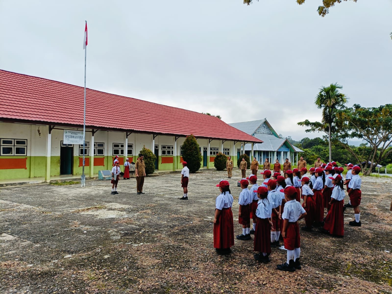 Pelaksanaan Upacara Bendera di SDN 001 Data Dian